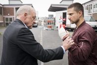 Wilsberg – Wilsberg (Leonard Lansink) will wissen, was es mit der Handverletzung von Kalin Abulata (Adrian Saidi) wirklich auf sich hat.