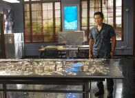 Hawaii Five-0 – Steve muss Wo Fat helfen und versucht so herauszubekommen, wer hinter dem Angriff steckt. Doch die Angreifer sind nicht so leicht zu erschüttern und greifen die Zentrale von Steve, Chin (Daniel Dae Kim) und dem restlichen Team an ...
