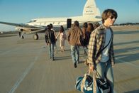 Almost Famous - Fast berühmt – Für den 15-jährigen Nachwuchsjournalisten William (Patrick Fugit, vorne) geht ein Traum in Erfüllung, als er eine Rockband auf ihrer Tournee begleiten darf ...