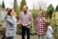 Ein Kind wird gesucht – Weder Sandra (Silke Bodenbender, li.) und Reinhard Schlitter (Johann von Bülow, 2.v.l.) noch ihre Töchter Eva (Letizia Caldi, 2.v.r.) und Lisa (Lilith Serger, re.) können Mirco am Morgen im Haus finden.