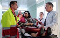 In aller Freundschaft – Der Notarzt (Markus Neumann, li.) liefert Sira Dasgupta Fischer (India Antony, liegend) in die Sachsenklinik ein. Dort berichtet er Dr. Roland Heilmann (Thomas Rühmann, re.), dass Frau Fischer in einen leichten Autounfall verwickelt war. Darüber empört diese sich: Verwickelt? Es hat sie jemand gerammt und dann Fahrerflucht begangen! Rest Komparsen