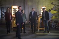 Scorpion – Als jemand versucht, die amerikanische Wahl ins Chaos zu stürzen, müssen (v.l.n.r.) Paige (Katharine McPhee), Cabe (Robert Patrick), Happy (Jadyn Wong), Tim (Scott Porter) und Toby (Eddie Kaye Thomas) schnell handeln, um die Demokratie zu retten ...