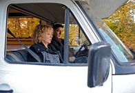 Rote Rosen – ARD ROTE ROSEN FOLGE 1192 Uhr im ERSTEN. Erika (Madeleine Lierck-Wien, l.) und Achim (Peter Rühring, r.) sind genervt, weil das Wohnmobil nicht funktioniert.