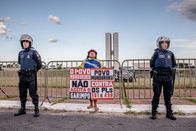 Terra X: Unsere Erde – Die Polizeipräsenz in der Hauptstadt ist während der Demonstration der Indigenen gewaltig. Im Regenwald jedoch wird kaum ermittelt. Alessandra Korap hat schon zahlreiche Morddrohungen erhalten.