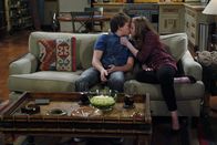 Two and a Half Men – Als Charlie ihm die Tour mit seiner Freundin Megan (Macy Cruthird, r.) versaut, schwört Jake (Angus T. Jones, l.) Rache ...