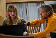 Die Bergretter – Dorothea (Nathalie Schott) ist schockiert, als Markus (Sebastian Ströbel) ihr vom furchtbaren Plan ihres Mannes Lukas erzählt.