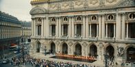 L'Opéra - Dancing in Paris – Eine Inszenierung des neuen Stücks auf den Stufen vor der Opéra versetzt Passanten auf der Straße ins Staunen. Während die Menge immer größer wird, können viele nicht glauben, was sie zu sehen bekommen.