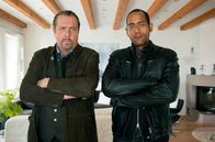 Watzmann ermittelt – Beissl (Andreas Giebel, l.) und Jerry (Peter Marton, r.) sind ärgerlich, weil Klaus Leibold von dem Entführer kein Lebenszeichen von seiner Frau verlangt hat. Weiteres Bildmaterial finden Sie unter www.br-foto.de.