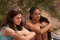 Conversations with Friends – Während eines ruhigen Momentes am Strand sprechen Frances (Alison Oliver, l.) und Bobbi (Sasha Lane, r.) über ihre Gefühle. Dabei erfährt Frances etwas, mit dem sie nicht gerechnet hätte.