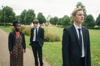 Tell me everything – Jonnys (Eden H. Davies, r.) Vater ist plötzlich und unerwartet gestorben. Seine besten Freunde Neve (Lauryn Ajufo, l.) und Louis (Spike E. Fearn, M.) versuchen, für ihn da zu sein, doch Jonny kann sich ihnen nicht öffnen.