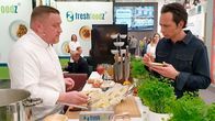 Die Tricks ... – Jo Hiller spricht mit Ausstellern auf einer Gastro-Messe über das riesige Angebot an Convenience-Produkten.