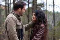 The Passage - Das Erwachen – Brad Wolgast (Mark-Paul Gosselaar, l.); Dr. Lila Kyle (Emmanuelle Chriqui, r.)