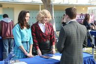 The Goldbergs – (v.li.) Hayley Orrantia (Erica Goldberg), Wendi McLendon-Covey (Beverly Goldberg).