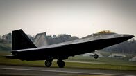Air Warriors – Um von feindlichen Radarsystem nicht aufgespürt zu werden, ist die F-22 mit einer speziellen Beschichtung lackiert.