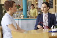 In aller Freundschaft – Durch einen Zufall ergibt sich ein Telefonat zwischen Pia Heilmann (Hendrikje Fitz, links) und Dr. Kimberley Lao (Milena Karas), der Ärztin welche hartnäckig versucht Pias Ehemann, Dr. Roland Heilmann, zu erreichen. Pia verabredet sich mit ihr in der Sachsenklinik unter dem Vorwand, sie sei seine Assistentin und könne einen Termin arrangieren.