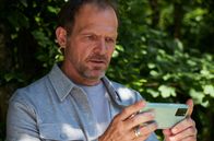 Sturm der Liebe – Markus (Timo Ben Schöfer) entdeckt durch Zufall, dass Alexandra Nachrichten von Christoph bekommt.