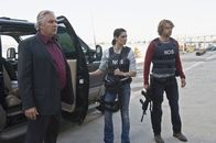 Navy CIS: L.A. – Am Strand werden die Leichen einiger Seeleute angespült. Wie sich herausstellt, handelt es sich um die Crew aus dem Öltanker, mit dem Arkady Kolcheck (Vyto Ruginis, l.) zu tun hatte. Kensi (Daniela Ruah, M.) und Deeks (Eric Christian Olsen, r.) ermitteln ...