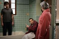 Two and a Half Men – (v.li.) Charlie Sheen (Charlie Harper), Jon Cryer (Alan Harper), Melanie Lynskey (Rose).