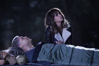 Extant – Bei ihrem Sturm auf das Camp wird Adhu (Henderson Wade, l.) mit dem Virus infiziert. Kann Molly (Halle Berry, r.) ihn noch retten?; Bei ihrem Sturm auf das Camp wird Adhu (Henderson Wade, l.) mit dem Virus infiziert. Kann Molly (Halle Berry, r.) ihn noch retten?