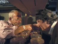 Löwenzahn Classics – Peter (Peter Lustig, l.) hat die Wette gewonnen. Er hat den Nachbarn (Helmut Krauss, r.) überzeugt.