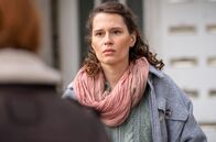 Billy Kuckuck - Angezählt – Jessica Burdenski (Tabea Bettin, m.) macht Billy (Aglaia Szyszkowitz, l.) klar, dass sie mit ihrem Vater nichts mehr zu tun haben will.