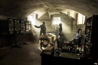 Jack the Ripper - Eine Frau jagt einen Mörder – Chief Inspector Ronald Briggs (Peter Gilbert Cotton, l.) Anna (Sonja Gerhardt, 2.v.r.)