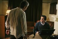 Criminal Minds – Die BAU findet durch den Reporter Ray Colson (Justin Louis, r.), der die Reaper-Story damals als Buch veröffentlicht hat, den einzigen Überlebenden (C. Thomas Howell, l.) des Reaper-Anschlags ...