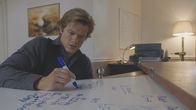 MacGyver – Physik als Waffe: MacGyver (Lucas Till) rechnet aus, wie viel Papier man braucht, um in der amerikanischen Botschaft in Lettland einem Kugelhagel standzuhalten ...