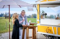 Sturm der Liebe – Yvonne (Tanja Lanäus, l.) bringt es nicht übers Herz, Caspar (Andreas Hagl, r.) wieder auf die Straße zu setzen. ARD/Christof Arnold