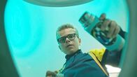 Superhero Academy – Auf der Schultoilette stellt Uno (Nils Peder Vassnes) fest, dass er seine Trinkflasche mit der seiner Lehrerin Tundra vertauscht hat. Da er nachts Angst hatte allein auf die Toilette zu gehen, hatte er kurzerhand in seine Flasche gepinkelt, die nun aber im Besitz der Lehrerin ist.