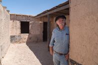 Lost Places - Geheime Welten – Roberto Vasquez vor der Ruine seiner alten Haftzelle. Unter dem Regime von Augusto Pinochet wurden unliebsame Menschen hier verbannt.