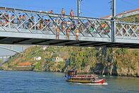 Portugals wilder Norden – Brückenspringer in Porto: Die Ponte Dom Luis ist das Wahrzeichen der Stadt. Aus 25 Metern springen Wagemutige in die Fluten des Douro.