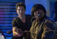 Star – Jahil (Benjamin Bratt, l.) bittet Pumpkin (Missy Elliott, r.) um einen Gefallen. Doch wird sie ihm wirklich helfen?
