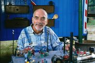 Löwenzahn Classics – Die Dampfmaschine ist die Hauptsache in Peters (Peter Lustig) Holz und Metall verarbeitenden Modellfabrik. Von ihr geht die Kraft über Treibriemen zu den einzelnen Maschinen.