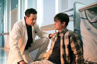 In aller Freundschaft – Finn Handke (Louis Held, re.) wollte sich nach einem Autounfall nicht von Dr. Brentano (Thomas Koch, li.) untersuchen lassen. Nun bekommt er für dieses Verhalten die Quittung und bricht auf dem Klinikflur zusammen.