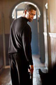 Safe House – Ex-Agent Tobin Frost (Denzel Washington) verfügt über Informationen, die vielen Personen und sogar Regierungen sehr gefährlich werden können.