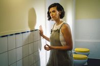 Kinder und andere Baustellen – KiTa geschlossen? Kein Problem! Gemeinsam mit anderen Eltern renoviert Marlene (Julia-Maria Köhler) flugs neue Räume - aber Bauen ist ein Abenteuer, auch für Marlene! Mit einem Wasserrohrbruch kurz vor der Bauabnahme kann die KiTa nicht in Betrieb gehen!