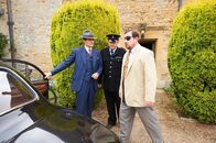 Father Brown – Inspector Sullivan (Tom Chambers, l.) verhaftet den Colonel (Daniel Ryan, r.). Hat er etwas mit dem Tod Henrys zu tun?