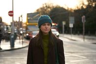 Conversations with Friends – Als Frances (Alison Oliver) zufällig einen Anruf bekommt, bietet sich ihr die Gelegenheit ,endlich reinen Tisch zu machen und zu sagen, was sie wirklich bewegt.