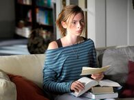 Wunschkind – Durch einen Zufall findet Carolin (Carolyn Genzkow) heraus, dass sie adoptiert wurde.