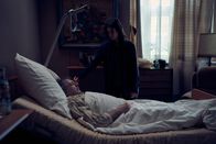 neoriginal: Unbroken – Alex (Aylin Tezel) sucht Trost bei ihrem Vater Richard (André Jung).