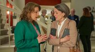 Rote Rosen – ARD ROTE ROSEN FOLGE 4398 Uhr im ERSTEN. Kurz vor der Aktionärsversammlung liefern sich Victoria (r. Caroline Schreiber) und Lou (l. Eva-Maria Grein von Friedl) einen heftigen Schlagabtausch, den die Aufsichtsräte miterleben und einstimmig beschließen: Kein Mitglied der Familie Kaiser soll je wieder die EmKa führen!