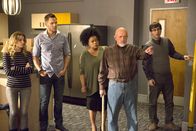 Community – Können sie Greendale aus den Händen der Fastfoodkette Subway befreien? Britta (Gillian Jacobs, l.), Jeff (Joel McHale, 2.v.l.), Shirley (Yvette Nicole Brown, M.), Hickey (Jonathan Banks, 2.v.r.) und Duncan (John Oliver, r.) geben ihr Bestes ...; Können sie Greendale aus den Händen der Fastfoodkette Subway befreien? Britta (Gillian Jacobs, l.), Jeff (Joel McHale, 2.v.l.), Shirley (Yvette Nicole Brown, M.), Hickey (Jonathan Banks, 2.v.r.) und Duncan (John Oliver, r.) geben ihr Bestes ...