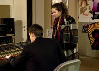 Schloss Einstein – Liz (Viktoria Krause) fühlt dem Musikproduzenten (Paul Triller) auf den Zahn.
