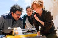 Der Schwarm – Charlie Wagner (Leonie Benesch, r.), Tomas (David Vormweg, l.) und Jess (Andrea Guo, M.) versuchen das AUV wieder in Gang zu setzen.