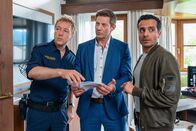 Die Rosenheim-Cops – Polizeihauptmeister Mohr (Max Müller, l.) zeigt den Kommissaren Hansen (Igor Jeftić, M.) und Kaya (Baran Hęvî, r.) einen am Tatort gefundenen Businessplan.