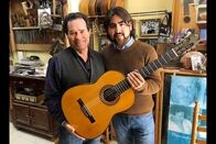 GEO Reportage – Francisco Manuel Díaz (li.) mit der neuen Flamenco-Gitarre für den Nachwuchsgitarristen Alvaro Pérez (re.).