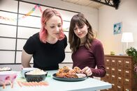 Princess of Science – Crepes aus Buchweizenmehl und Wasser - ganz ohne Eier? Lehrerin Manuela Janik zeigt Elektro- und Informationstechnikerin Johanna,wie das geht.