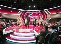Benissimo - Weisch no? – Moderator Beni Bernard Thurnheer auf der Bühne mit den Tanzfriends, im Studio-Dekor Hinten: Logo Hinten links und rechts: Publikum NO SALES NO ARCHIVES NO ONLINE Die Veröffentlichung im Zusammenhang mit Hinweisen auf das Fernsehprogramm von SF ist honorarfrei und darf nur mit dem Quellenhinweis erfolgen. Jede weitere Verwendung ist honorarpflichtig, insbesondere auch der Wiederverkauf. Das Copyright bleibt bei Media Relations Schweizer Fernsehen. Wir bitten um Belegexemplare. Bei missbräuchlicher Verwendung behält sich das Schweizer Fernsehen zivil- und strafrechtliche Schritte vor.