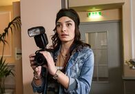 Hubert und Staller – Nadine Scholz (Sarah Horvath) macht ein Foto von der Verhaftung von Ulrike Thoma.